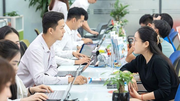 Thí sinh tìm hiểu thông tin nộp hồ sơ sơ tuyển tại Trường ĐH Công nghệ TPHCM ngày 16-6