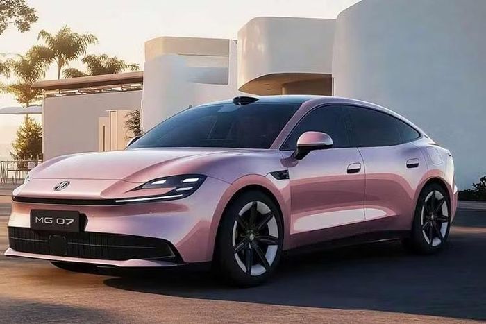 MG 07 kiểu dáng fastback đặc trưng, với kính chắn gió phía sau chuyển tiếp mượt mà thành mái che kính toàn cảnh trải dài. Phần đầu xe sử dụng các cụm đèn hình chữ C đặc trưng, tích hợp các thấu kính đa tiêu điểm nằm phía trên hốc thông gió phía dưới trải rộng toàn bộ chiều ngang.
