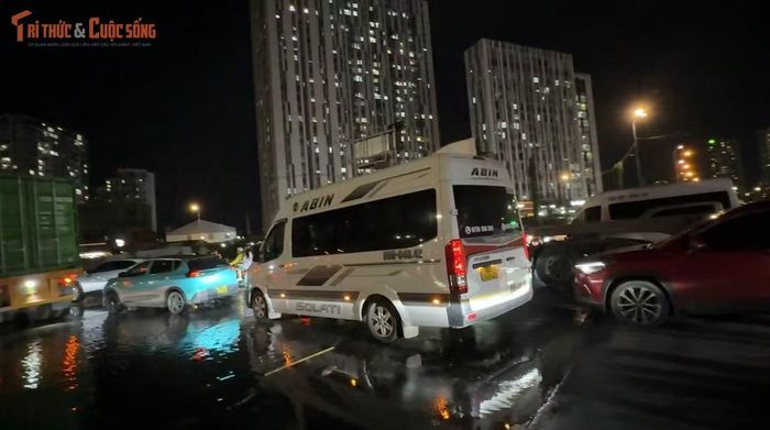 Tình huống này đã khiến giao thông qua khu vực bị ảnh hưởng do xe đầu kéo container "bất động" ngay đường dẫn vào cao tốc...