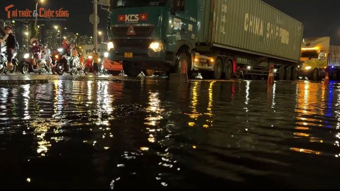 Tuy nhiên, đơn vị thi công đã không tái lập, đảm bảo an toàn giao thông trong và sau cơn mưa để xảy ra tình trạng mặt đường lồi lõm, đầy hố sâu nguy hiểm khiến phương tiện gặp sự cố gây cản trở giao thông.