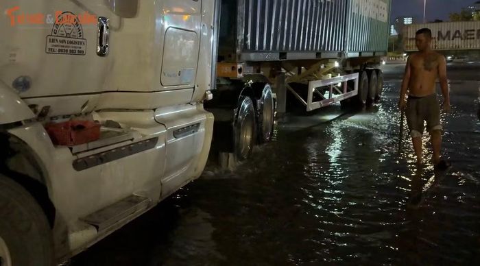 Ngay làn xe tải sát mép hàng rào công trình, do đơn vị thi công chưa có biện pháp gia cố mặt đường đã tạo ra những rãnh hố sâu. Vì vậy khi mưa lớn nước ngập, xe cộ không thể phát hiện hố sâu nên liên tục xảy ra sự cố.