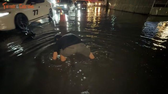 Sau sự cố, công nhân công trình mới đặt trụ cảnh báo phương tiện không đi vào khu vực nguy hiểm.