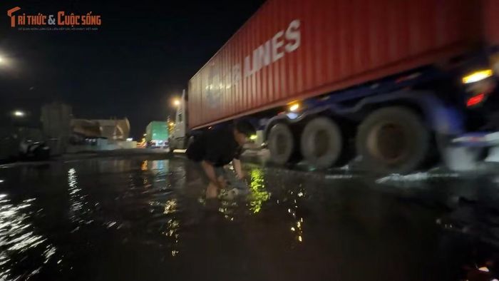 Tài xế một phen khốn đốn vì bất ngờ "gặp họa" giữa đường