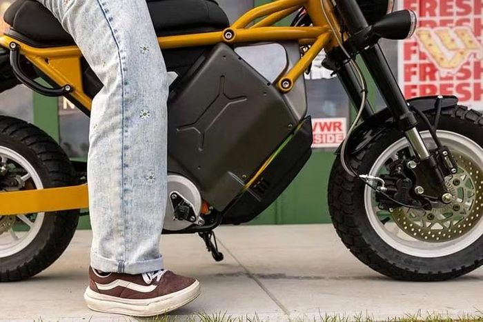 Nhờ loại bỏ nhiều trang bị phụ trợ, phiên bản Trail có trọng lượng chỉ 114,7 kg, nhẹ hơn khoảng 6 kg so với phiên bản Street. Chiều cao yên xe lần lượt ở mức 736,6 mm và 762 mm, phù hợp với nhiều đối tượng người lái, đặc biệt là những người có vóc dáng nhỏ hoặc người mới tiếp cận môtô.