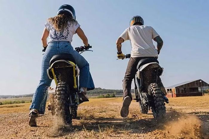 Trong khi đó, phiên bản S4 Honcho Trail hướng đến mục đích sử dụng địa hình với thiết kế lược giản tối đa. Điểm khác biệt dễ nhận thấy nhất giữa hai phiên bản nằm ở bộ lốp, khi bản Trail sử dụng lốp gai chuyên dụng cho địa hình còn bản Street được trang bị lốp thiên về khả năng bám đường trên mặt nhựa.