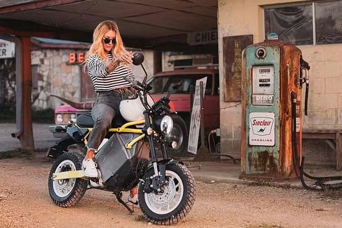 Mẫu xe máy điện LiveWire S4 Honcho Street 2026 mới được phát triển để đáp ứng nhu cầu lưu thông hợp pháp trên đường phố như đèn pha, đèn hậu, đèn báo rẽ, gương chiếu hậu và bảng đồng hồ hiển thị thông tin.