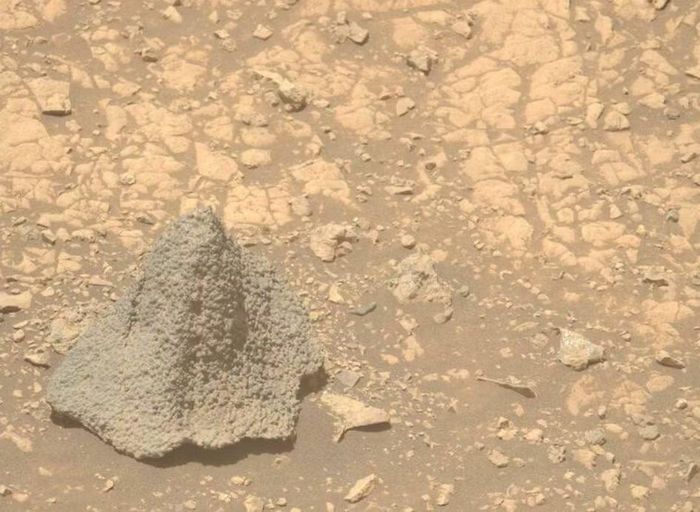 NASA gần đây đã phát hiện một loại đá độc đáo trên bề mặt sao Hỏa, có hình dạng giống như một chiếc mũ chiến đấu cổ đại. Ảnh: @NASA.