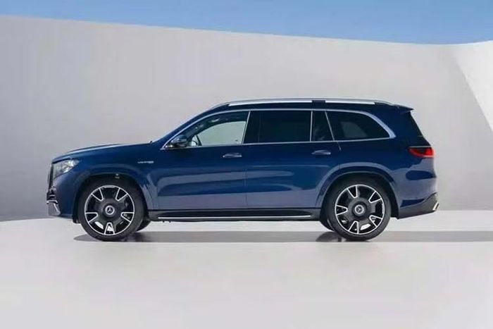 Đặc biệt, cả hai mẫu SUV hạng sang còn có chế độ Trail dành cho việc chạy địa hình. Khi chế độ này được kích hoạt, khoảng sáng gầm xe sẽ tăng thêm 55 mm, đồng thời hệ thống giảm chấn và hệ dẫn động 4Matic+ được điều chỉnh phù hợp cho việc di chuyển trên đường đất.