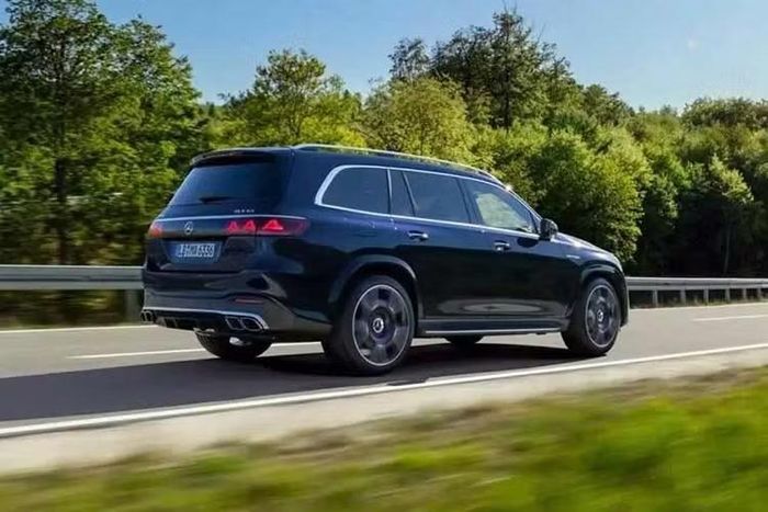 Thêm vào đó là hệ thống treo AMG Ride Control Plus với thiết lập riêng của AMG và giảm chấn biến thiên liên tục, bao gồm các chế độ Comfort và Sport. Hệ thống Active Ride Control giúp hạn chế hiện tượng nghiêng thân xe khi vào cua. Trong khi đó, cầu sau được trang bị vi sai chống trượt điều khiển điện tử của AMG.