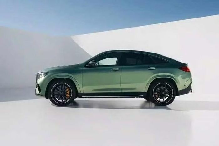 Bên trong khoang lái, cả GLE 63 S và GLS 63 đều được trang bị vô lăng đa chức năng AMG Performance thế hệ mới với nhiều lựa chọn vật liệu gồm da Nappa, sợi microfiber, da Nappa pha microfiber hoặc kết hợp microfiber cùng sợi carbon.