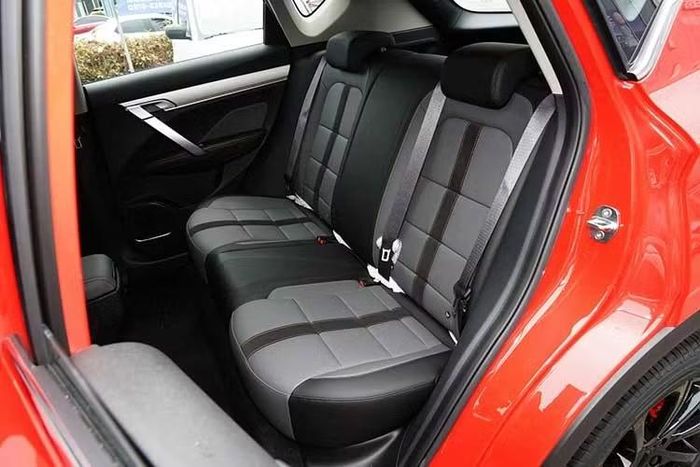 Geely Coolray không có cửa gió điều hòa hàng ghế sau là điểm trừ lớn.
