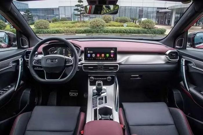 Khi mới ra mắt vào tháng 2/2025, mẫu xe Geely Coolray tại Việt Nam bị người dùng tố thực chất là phiên bản cũ, đã ra mắt từ năm 2018.
