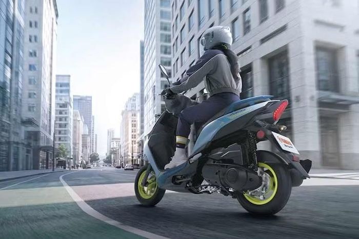 Trong khi đó, bảng màu gồm 3 màu của Yamaha RS NEO 2026 2026 gồm; "Shibuya Blue," "Midnight Black," và "Mineral White" lại gợi nhớ tới các mẫu naked bike thuộc MT-Series - đặc biệt là màu Shibuya Blue với các điểm nhấn màu neon.