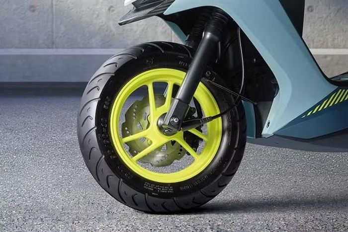 Về mặt hiệu suất, Yamaha tiếp tục trang bị cho RS NEO khối động cơ Blue Core 125cc, 4 thì, làm mát bằng không khí. Hệ thống này không chỉ đảm bảo sự êm ái khi vận hành mà còn mang lại khả năng tiết kiệm nhiên liệu xuất sắc, đạt mức 57,9 km/lít.