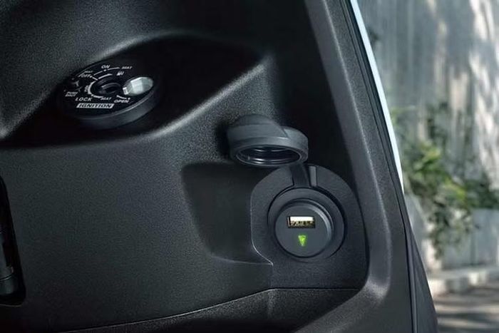 Kết hợp cùng chiều cao yên cực kỳ thân thiện ở mức 735 mm, mẫu xe này mang đến tư thế ngồi thoải mái cho người lái, giúp họ dễ dàng chống chân và kiểm soát xe. Thiết kế này thể hiện rõ triết lý "trọng lượng nhẹ là vua" trong vận hành