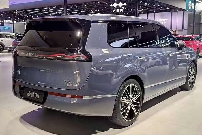 Năng lượng được truyền tới một mô-tơ điện đặt trên cầu sau với công suất tối đa 320 kW (429 mã lực), cho phạm vi hoạt động 710 km theo chu trình CLTC của Trung Quốc. Đáng chú ý, bộ pin LFP của BYD Sealion 08 tiêu chuẩn có có trọng lượng 633 kg. Trong khi đó, trọng lượng không tải của xe đạt 2.420 kg. Điều này đồng nghĩa với việc bộ pin chiếm khoảng 26% tổng trọng lượng của xe.