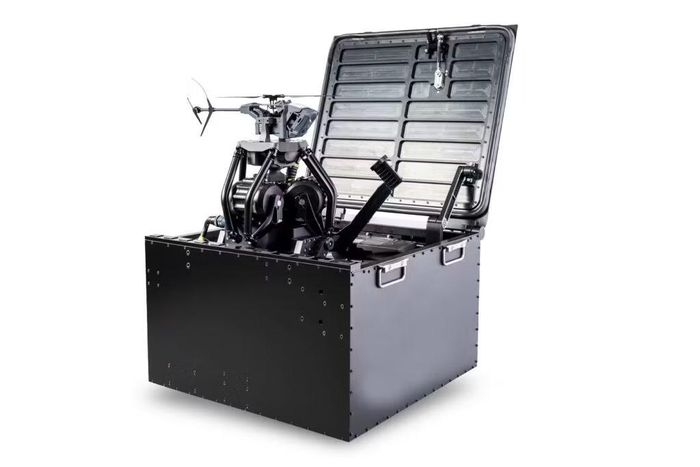 Được thiết kế để tích hợp với các phương tiện quân sự và hạ tầng cố định, hệ thống này cho phép kíp vận hành triển khai, điều khiển và thu hồi tối đa ba thiết bị bay không người lái (UAV) một cách tự động.