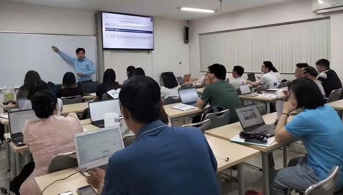 Khóa học Kỹ năng ứng dụng AI trong nghiên cứu khoa học tại Trường Đại học Ngân hàng TPHCM, tháng 6/2025. Ảnh: NTCC