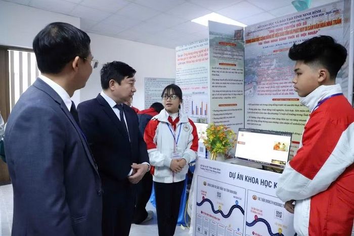 Lãnh đạo Sở GD&amp;ĐT Ninh Bình thăm gian hàng của học sinh Trường THCS Trần Đăng tại Cuộc thi Khoa học kỹ thuật và Ngày hội STEM dành cho học sinh trung học năm học 2025-2026.