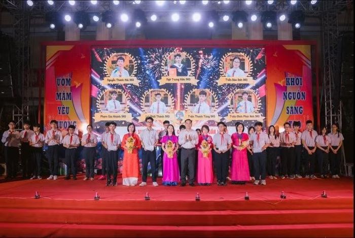 Ông Phạm Hồng Thái – Phó Bí thư Đảng ủy, Chủ tịch UBND phường Nam Định phát thưởng cho các đội tuyển Toán 9, Sử 9, Hóa 9, Sinh 9.