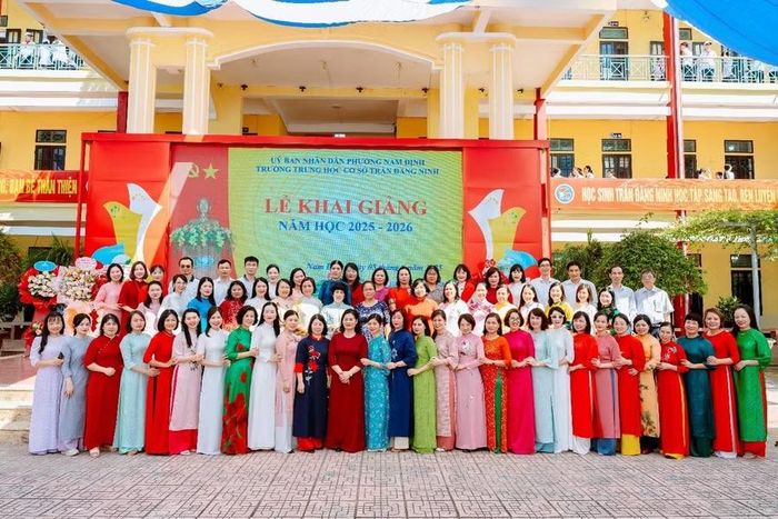Tập thể cán bộ, giáo viên, nhân của nhà trường trong lễ khai giảng năm học 2025-2026.