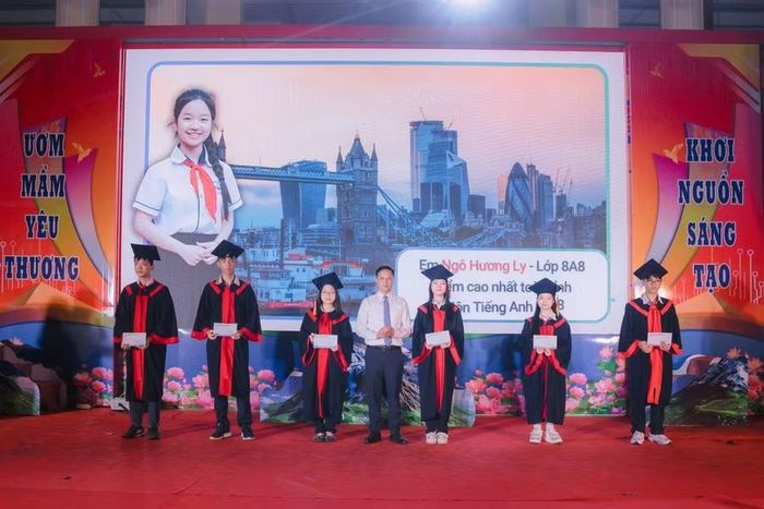 Ông Bùi Văn Khiết – Phó Giám đốc Sở GD&amp;ĐT Ninh Bình phát thưởng cho các em học sinh là Thủ khoa kỳ thi học sinh giỏi tỉnh Ninh Bình năm học 2025-2026.