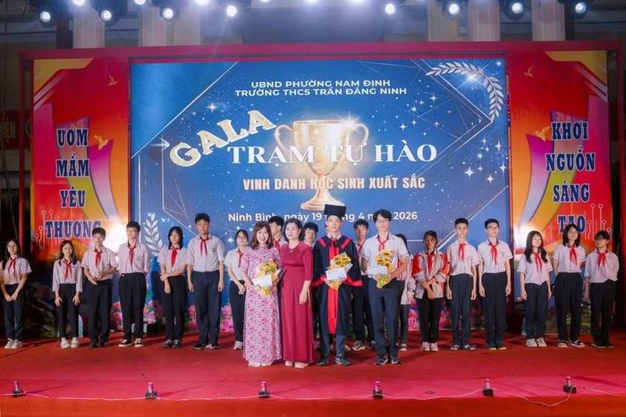Cô Trần Thị Hương – Hiệu trưởng nhà trường phát thưởng cho các đội Olympic Hóa học, em Vũ Nam Dương – lớp 9A5 (HCV Olympic Tin học miền Trung Tây Nguyên, HCV Olympic Tin học trẻ Newton Hà Nội mở rộng năm 2026) và em Nguyễn Trần Minh.