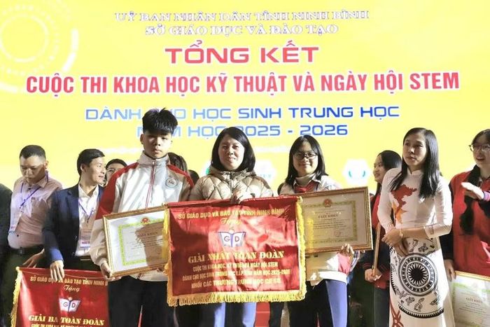 Sản phẩm của học sinh Trường THCS Trần Đăng Ninh dự thi đã vinh dự đoạt giải Nhì cấp tỉnh cùng với Cờ Nhất toàn đoàn.