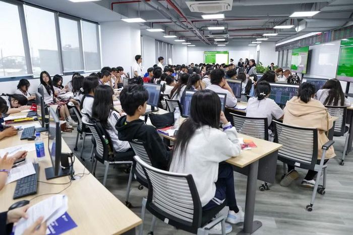 Học sinh THPT trải nghiệm môi trường học tập tại Trường Đại học Văn Lang. Ảnh: T.My.