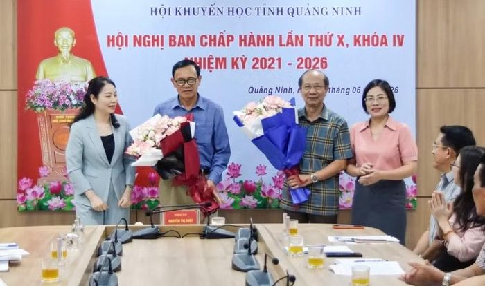 Ông Lãnh Thế Vinh và Vũ Xuân Phú nhận hoa chúc mừng.
