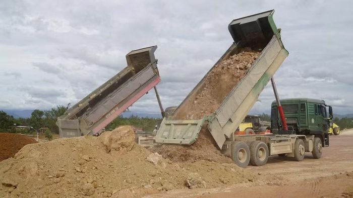 Khối lượng đắp đất nền hiện đạt khoảng 32.000m3/ngày.