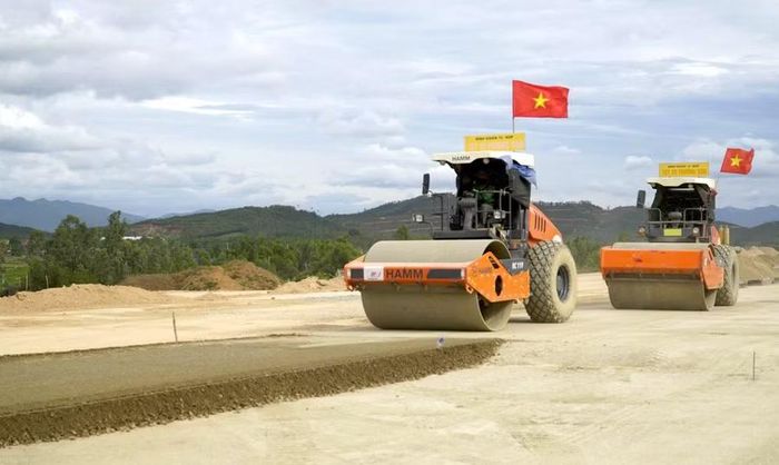 Các phương tiện hoạt động ngày - đêm để đưa công trình trọng điểm về đích đúng tiến độ.