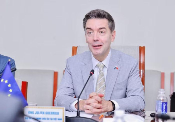 Ngài Julien Guerrier trao đổi tại buổi tiếp.