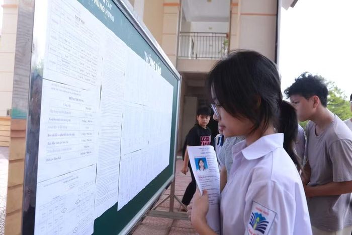Thí sinh tra cứu thông tin cá nhân tại Điểm thi Trường THCS Phùng Hưng, phường Sơn Tây, Hà Nội. Ảnh: Đình Tuệ.