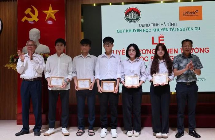Các học sinh đạt giải Nhất Kỳ thi học sinh giỏi Quốc gia được khen thưởng tại buổi lễ.