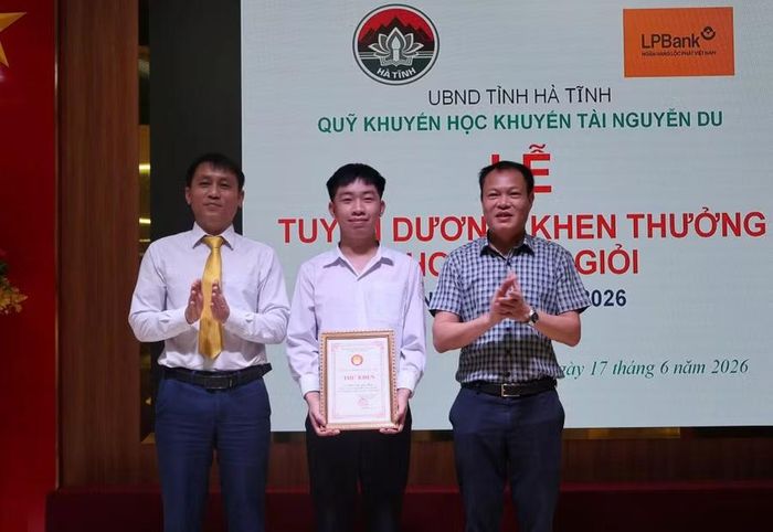 Đại diện Quỹ Khuyến học, khuyến tài Nguyễn Du khen thưởng em Thái Văn Gia Kiên (12 Toán 1, THPT chuyên Hà Tĩnh) - Huy chương Bạc tại Kỳ thi Olympic Tin học châu Á - Thái Bình Dương năm 2026.