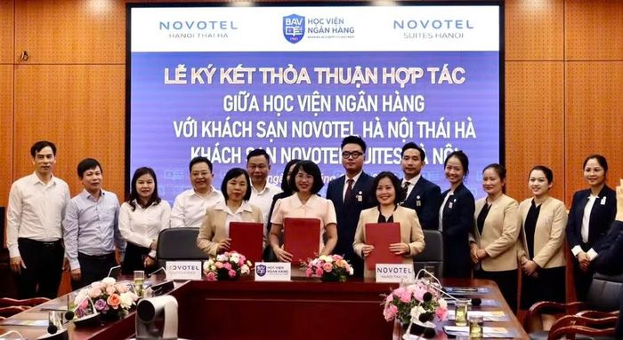 Quang cảnh buổi lễ ký kết.
