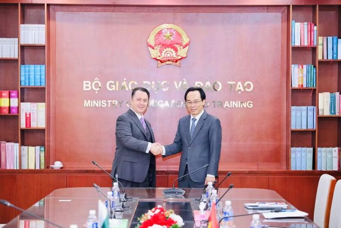 Bộ trưởng Hoàng Minh Sơn và Đại sứ Kohdayar Marri.