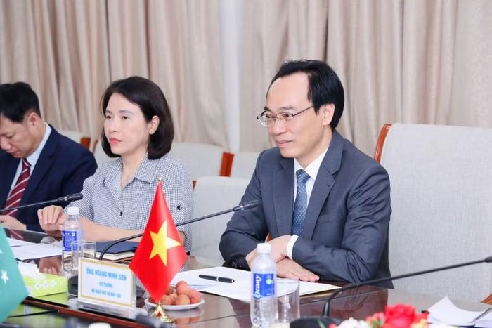Bộ trưởng Hoàng Minh Sơn trao đổi tại buổi tiếp.