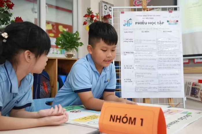 Học sinh Trường Tiểu học Ban Mai (Hà Nội) hoạt động nhóm.