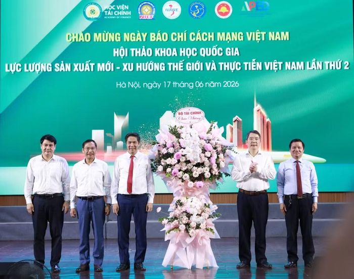 Thứ trưởng Bộ Tài chính Cao Anh Tuấn tặng hoa chúc mừng tại hội thảo.
