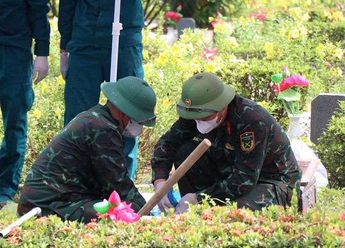 Các tổ công tác khai quật phần mộ liệt sĩ vô danh tại Nghĩa trang TP Huế để lấy mẫu ADN và số hóa thông tin. (Ảnh: M.T)