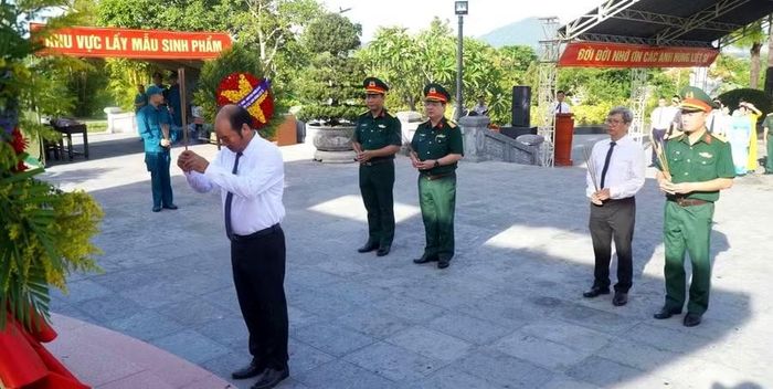 Lãnh đạo TP Huế cùng các đơn vị dâng hương tại Nghĩa trang TP Huế.