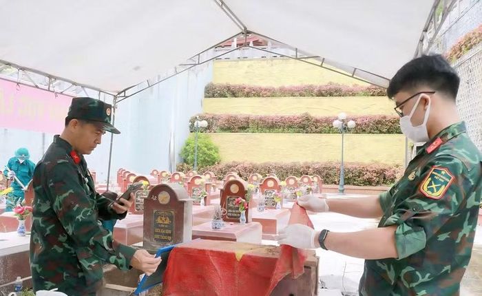 Tổ công tác thực hiện số hóa thông tin hài cốt liệt sĩ.