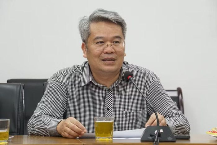 Ông Phạm Quỳnh - Phó Tổng Biên tập Nhà xuất bản Giáo dục Việt Nam trao đổi tại buổi chấm vòng chung khảo.