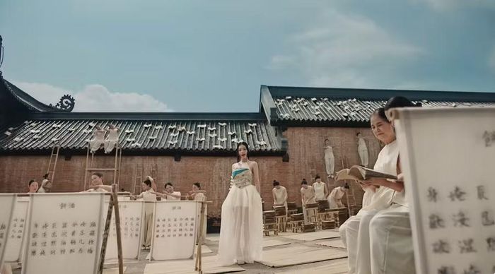 Hình ảnh gây tranh cãi trong MV "Lá ngọc cành vàng" của Kiều Anh.