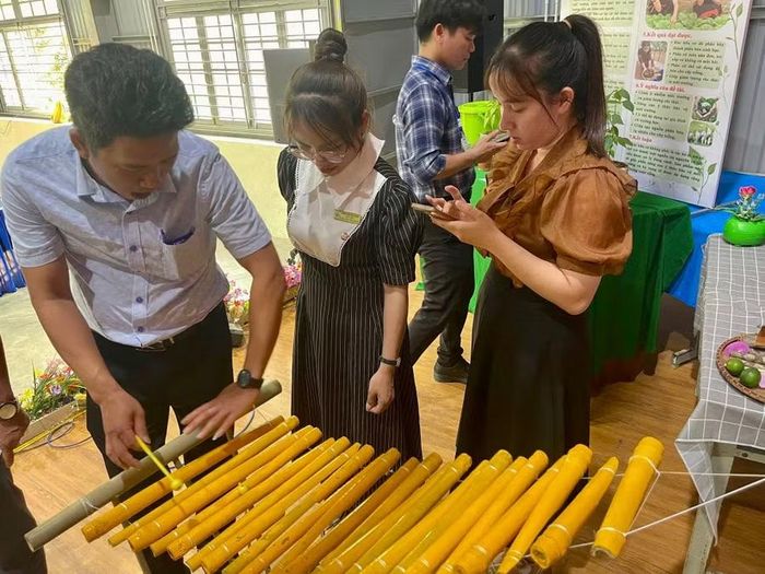 Chấm chọn các sản phẩm dạy - học STEM dành cho học sinh do UBND xã Trà Vân tổ chức.