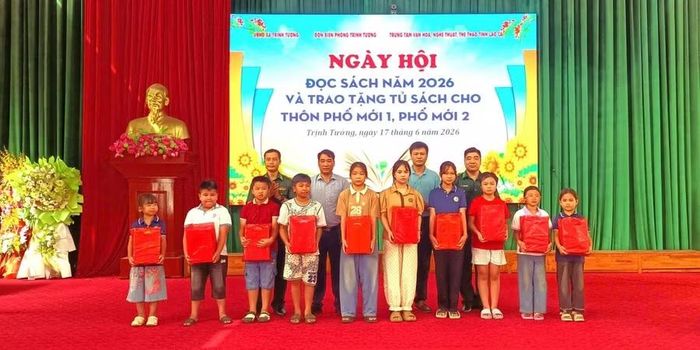 Học sinh nhận những phần quà ý nghĩa.