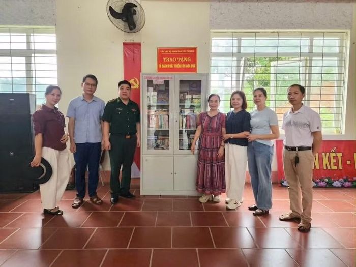 Câu lạc bộ Vùng cao yêu thương trao tặng tủ sách.