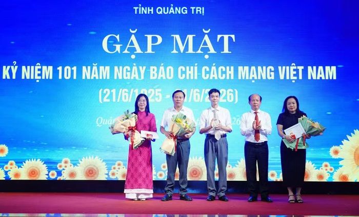 Các hội viên Hội nhà báo được trao tặng Kỷ niệm chương.